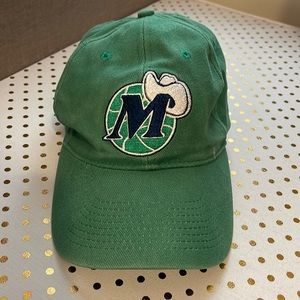 Green Dallas Mavericks cap. Vintage NBA basketball hat